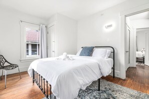 Escritorio, tabla de planchar con plancha, wifi gratis y ropa de cama