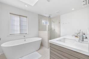 Combined shower/tub - Charming and Bright 3Br home in San Jose (San Jose)