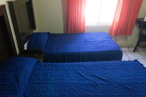Standard-Dreibettzimmer | Schallisolierte Zimmer, kostenloses WLAN, Bettwäsche