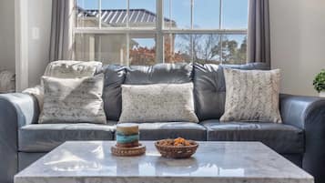 Condo, varias camas, balcón, vista al jardín (Brookside Retreat) | Área de sala de estar | Televisión de pantalla plana de 42 pulgadas con canales digitales