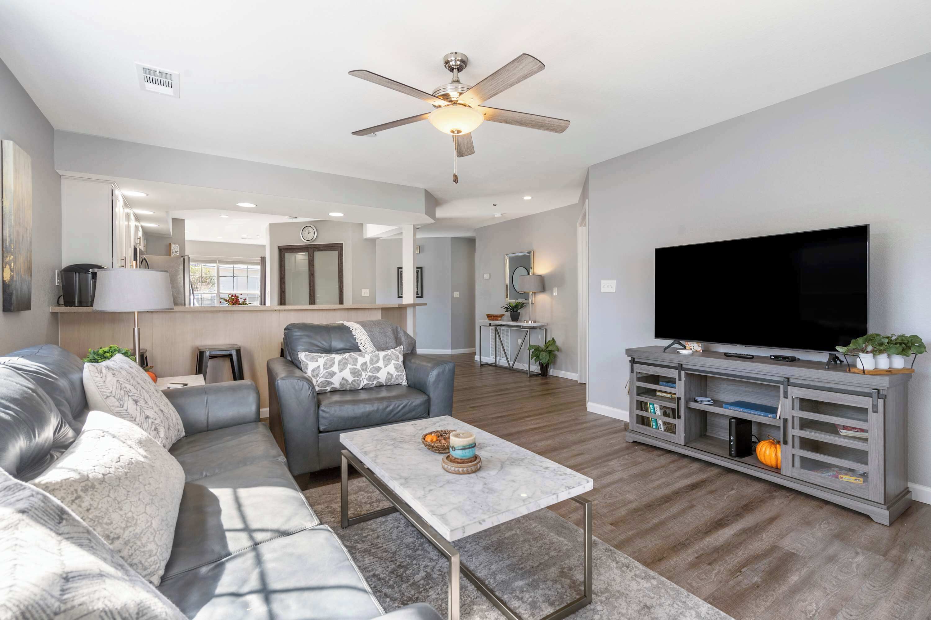 Kondominium, Beberapa Tempat Tidur, balkon, pemandangan kebun (Brookside Retreat) | Area keluarga | Televisi layar datar 42-inci dengan saluran TV digital