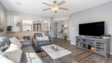 Condo, varias camas, balcón, vista al jardín (Brookside Retreat) | Área de sala de estar | Televisión de pantalla plana de 42 pulgadas con canales digitales