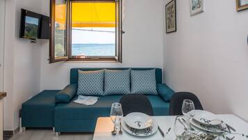 Apartemen (Two Bedroom Apartment with Balcony an) | Ruang keluarga | TV