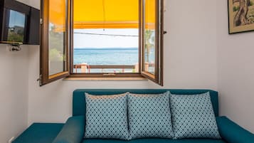 Apartamento (Two Bedroom Apartment with Balcony an) | Sala de estar | Una televisión