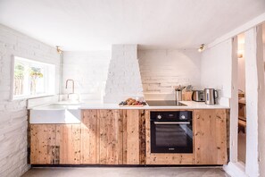 Fogão, cooktop, talheres/pratos/utensílios de cozinha