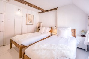 2 quartos, espaço de trabalho para notebook, roupa de cama