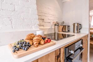 Fogão, cooktop, talheres/pratos/utensílios de cozinha