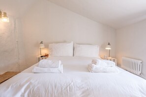 2 bedrooms, laptop workspace, bed sheets