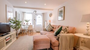 TV - Holly Cottage (Bury St Edmunds)