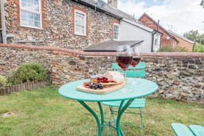 Outdoor dining - Holly Cottage (Bury St Edmunds)