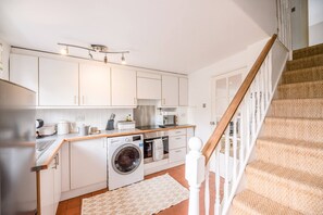 Microwave, stovetop, highchair, cookware/dishes/utensils - Holly Cottage (Bury St Edmunds)