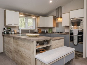 Refrigerador, lavavajillas, tetera/pava eléctrica, tostadora