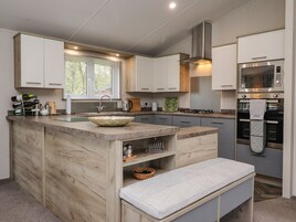 Refrigerador, lavavajillas, tetera/pava eléctrica, tostadora