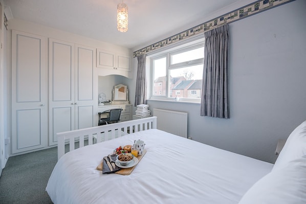 2 habitaciones, tabla de planchar con plancha y ropa de cama