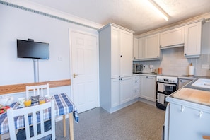 Horno, parrilla de estufa, lavavajillas y utensilios de cocina