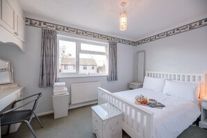 2 bedrooms, iron/ironing board, bed sheets - 9 Old Foundry Place, Leiston (Leiston)
