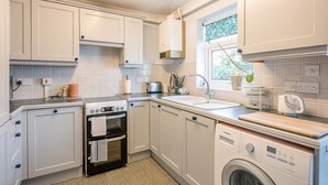 Oven, stovetop, dishwasher, cookware/dishes/utensils - 9 Old Foundry Place, Leiston (Leiston)