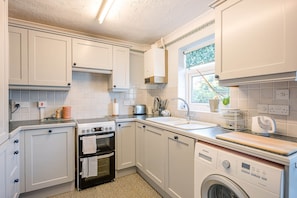 Horno, parrilla de estufa, lavavajillas y utensilios de cocina