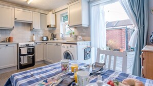 Oven, stovetop, dishwasher, cookware/dishes/utensils - 9 Old Foundry Place, Leiston (Leiston)