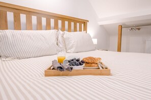 3 bedrooms, laptop workspace, iron/ironing board, bed sheets - Coasters, Aldeburgh (Aldeburgh)