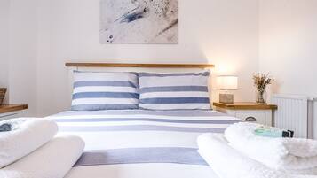 3 bedrooms, laptop workspace, iron/ironing board, bed sheets