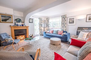 TV, fireplace - Sol Backen (Aldeburgh)