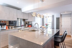 Microwave, oven, stovetop, dishwasher - The Picture House, Aldeburgh (Aldeburgh)