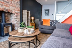 TV, fireplace - The Picture House, Aldeburgh (Aldeburgh)