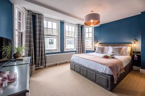 2 bedrooms, laptop workspace, iron/ironing board, bed sheets
