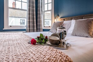 2 bedrooms, laptop workspace, iron/ironing board, bed sheets - The Picture House, Aldeburgh (Aldeburgh)