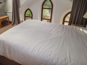 10 bedrooms, individually decorated, individually furnished, free WiFi - Old School Muncaster House (Ravenglass)