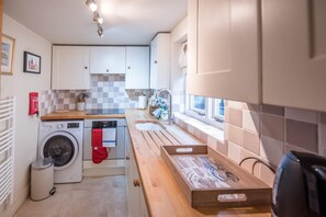 Ovn, kokeplater, oppvaskmaskin og kjøkkenutstyr