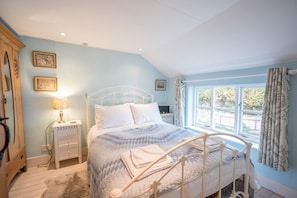 1 bedroom, laptop workspace, bed sheets - Library Cottage, Marlesford (Woodbridge)