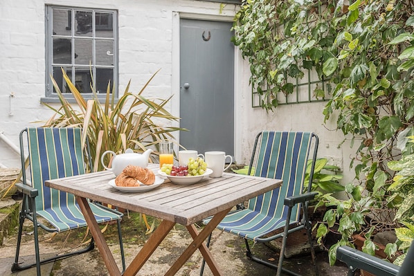 Outdoor dining - The Bolt Hole in Southwold - Hosted by Air Manage Suffolk (Reydon)