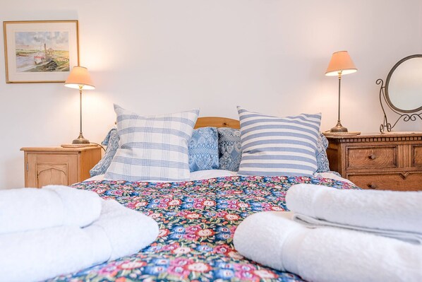 2 bedrooms, iron/ironing board, bed sheets