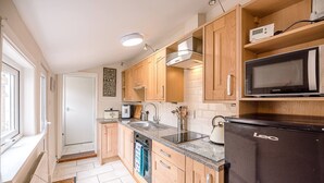 Microwave, oven, stovetop, cookware/dishes/utensils - Coachman's Cottage, Wrentham (Beccles)