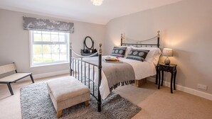 2 bedrooms, laptop workspace, iron/ironing board, bed sheets - Coachman's Cottage, Wrentham (Beccles)