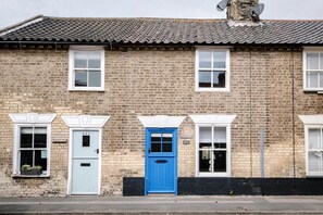 Exterior - A Delightful Coastal Cottage (Aldeburgh)