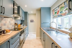 Oven, stovetop, dishwasher, cookware/dishes/utensils - A Delightful Coastal Cottage (Aldeburgh)