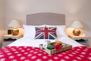 2 bedrooms, laptop workspace, iron/ironing board, bed sheets - A Delightful Coastal Cottage (Aldeburgh)
