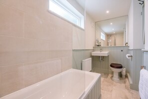 Bathtub - A Delightful Coastal Cottage (Aldeburgh)