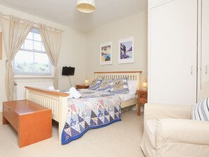 3 bedrooms, individually decorated, individually furnished, free WiFi - Sandquay View (Dartmouth)