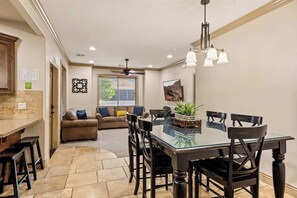 Apartment, 1 King-Bett und Schlafsofa, Terrasse, Bergblick (Sweet Retreat) | Speisen