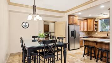Condo, 1 Katil Raja (King) dengan Katil Sofa, Patio, Mountain View (Sweet Retreat) | Tempat makan