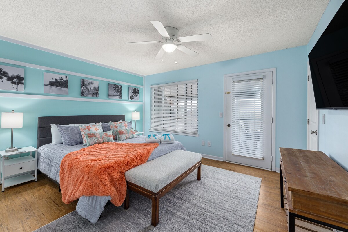 Chateau Tortuga - SUPER cute, Dog-Friendly Townhome Steps to Beach w/ Pool!