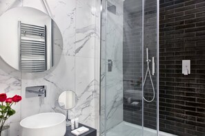 Shower, rainfall showerhead, hair dryer, slippers - Fellini Design Suites (Rome)
