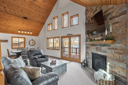 Cozy Lakefront Retreat 20 Minutes from Cascade Mountain Ski Resort