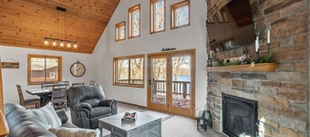 Cozy Lakefront Retreat 20 Minutes from Cascade Mountain Ski Resort