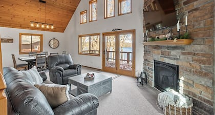 Cozy Lakefront Retreat 20 Minutes from Cascade Mountain Ski Resort