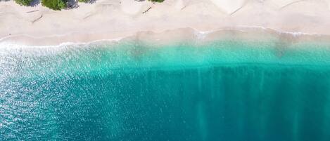 Perto da praia, areia branca